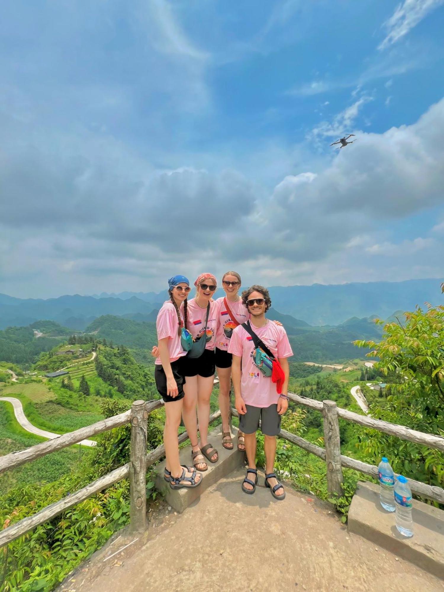 Yolo Ha Giang Adventures, Motorbike And Loop Tours Hotel ภายนอก รูปภาพ