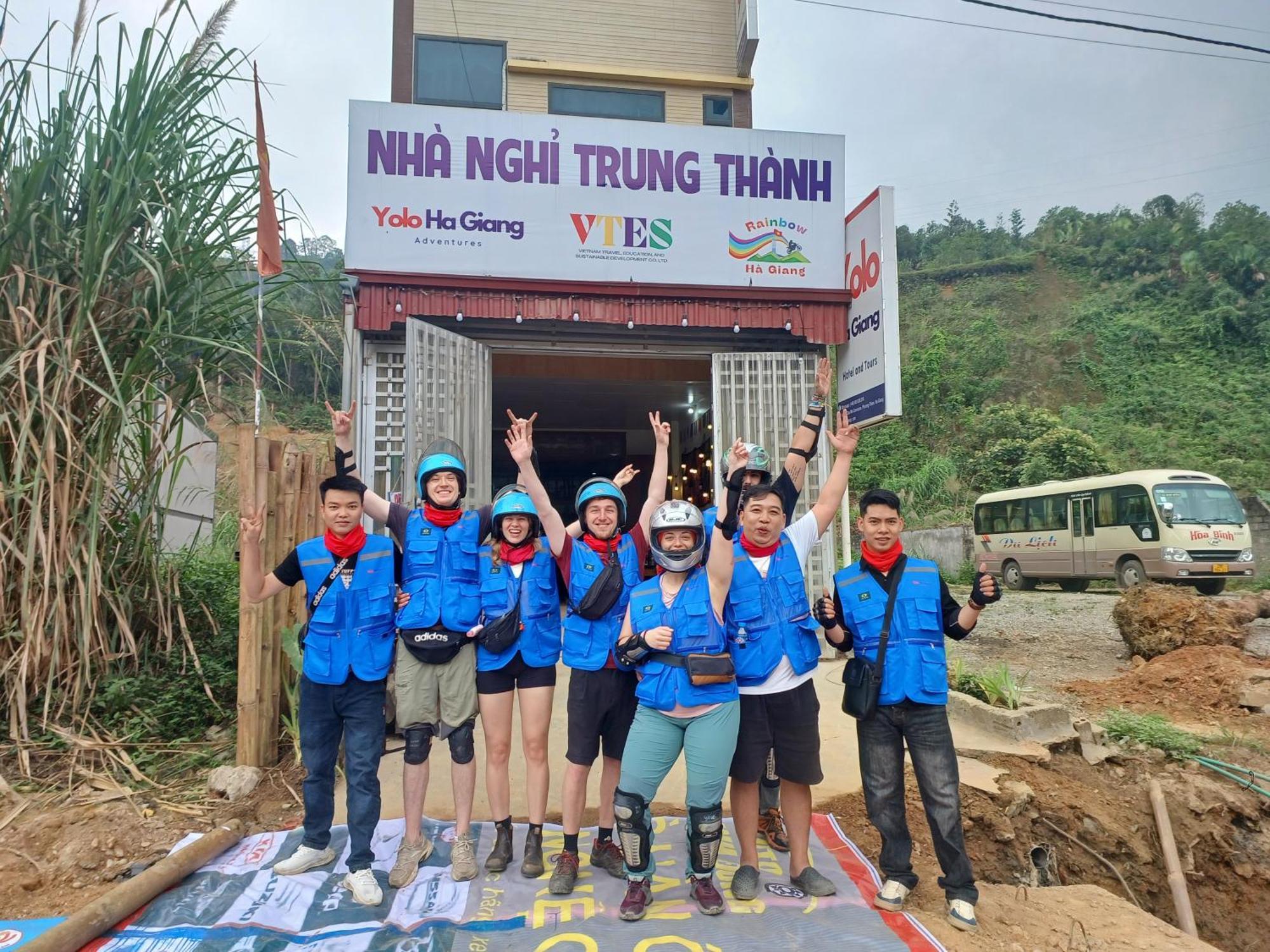 Yolo Ha Giang Adventures, Motorbike And Loop Tours Hotel ภายนอก รูปภาพ