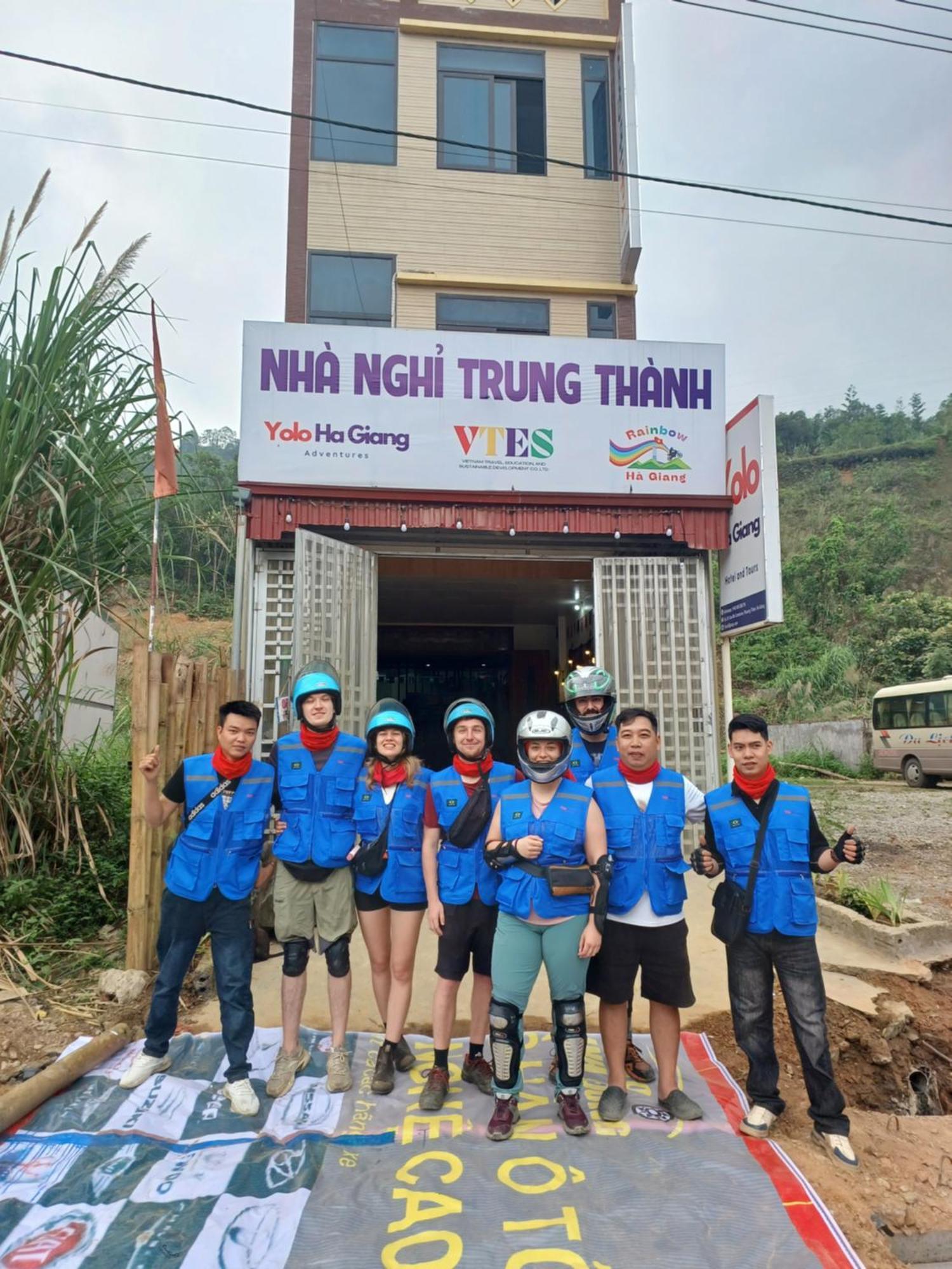 Yolo Ha Giang Adventures, Motorbike And Loop Tours Hotel ภายนอก รูปภาพ