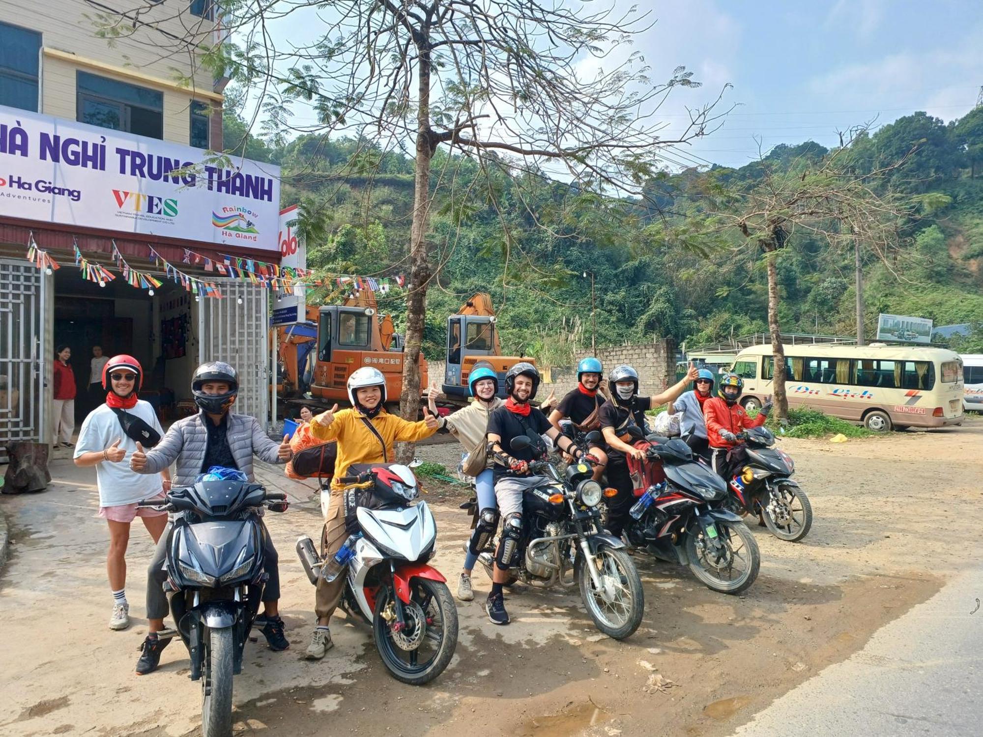 Yolo Ha Giang Adventures, Motorbike And Loop Tours Hotel ภายนอก รูปภาพ