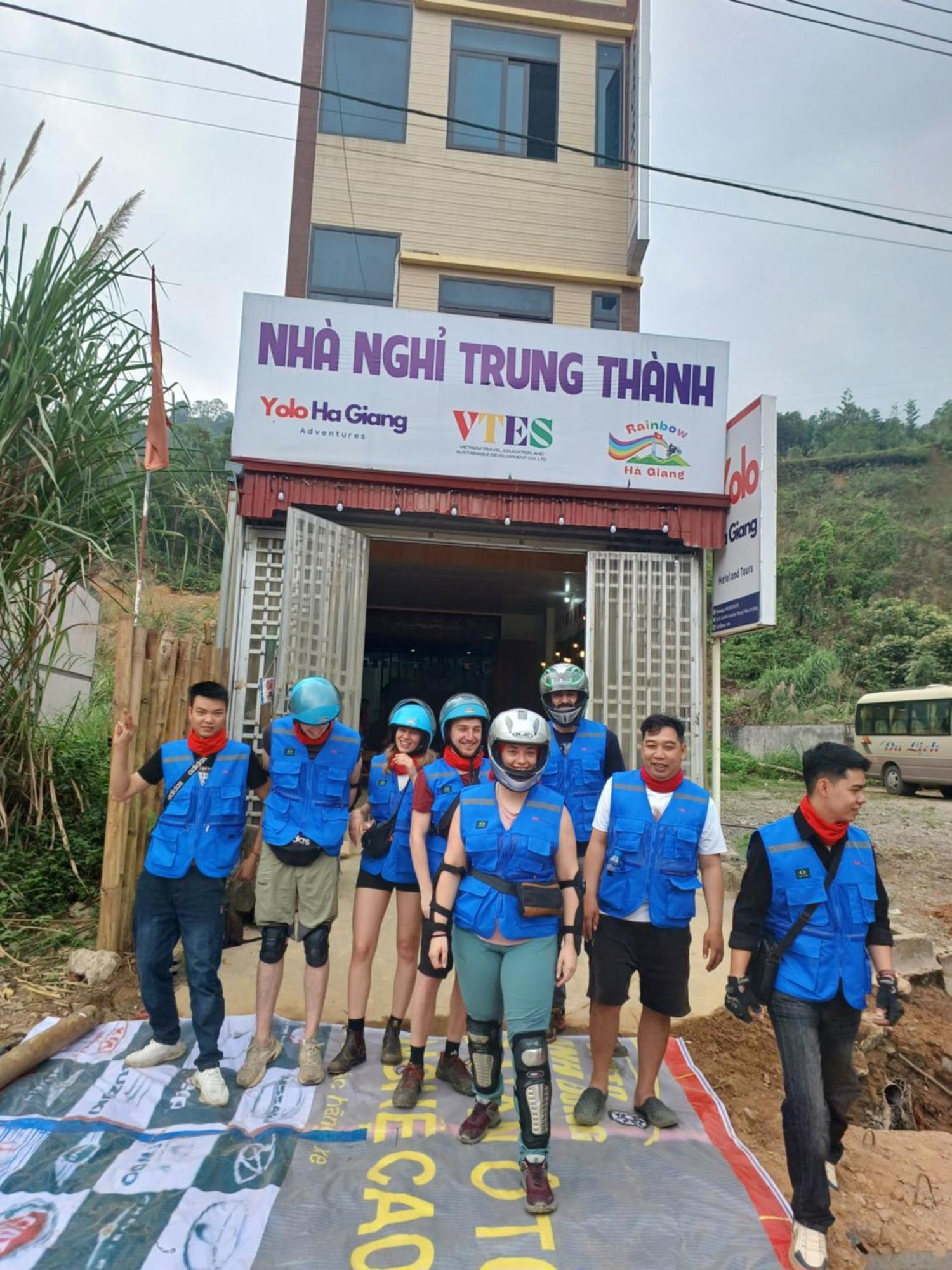 Yolo Ha Giang Adventures, Motorbike And Loop Tours Hotel ภายนอก รูปภาพ