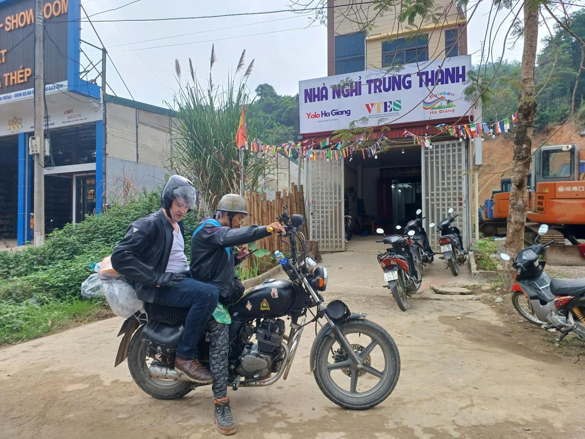 Yolo Ha Giang Adventures, Motorbike And Loop Tours Hotel ภายนอก รูปภาพ